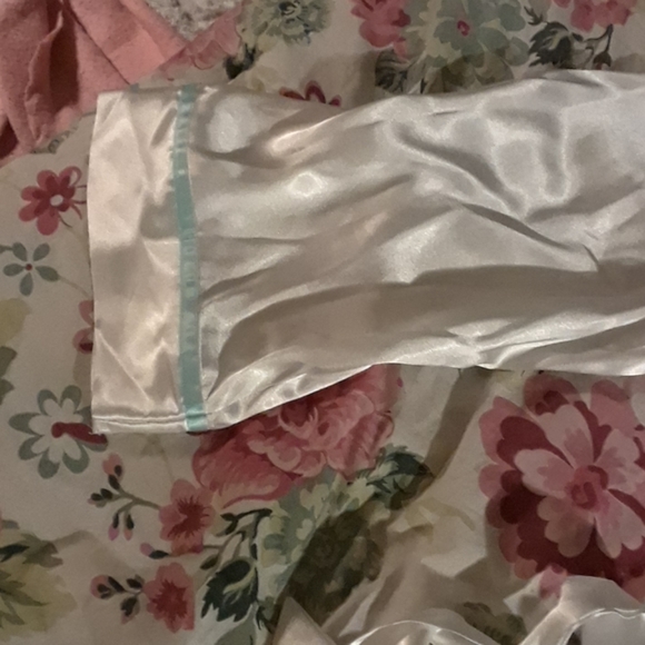 Beautiful Brides Robe size large - Picture 3 of 4